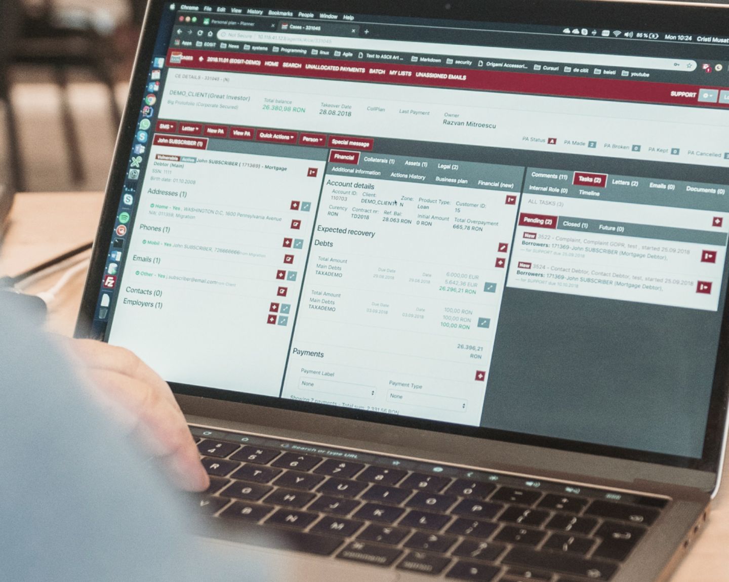 Et foto viser en åben bærbar PC med en Kollecto+-side på skærmen. Teksten nedenunder er: ”I slutningen af 2023 vil otte ud af de 24 EOS-virksomheder anvende Kollecto+, og flere udrulninger er planlagt snart.”