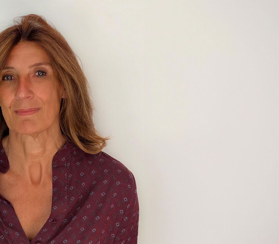 Portræt af Nathalie Lameyre, stående i et lyst rum