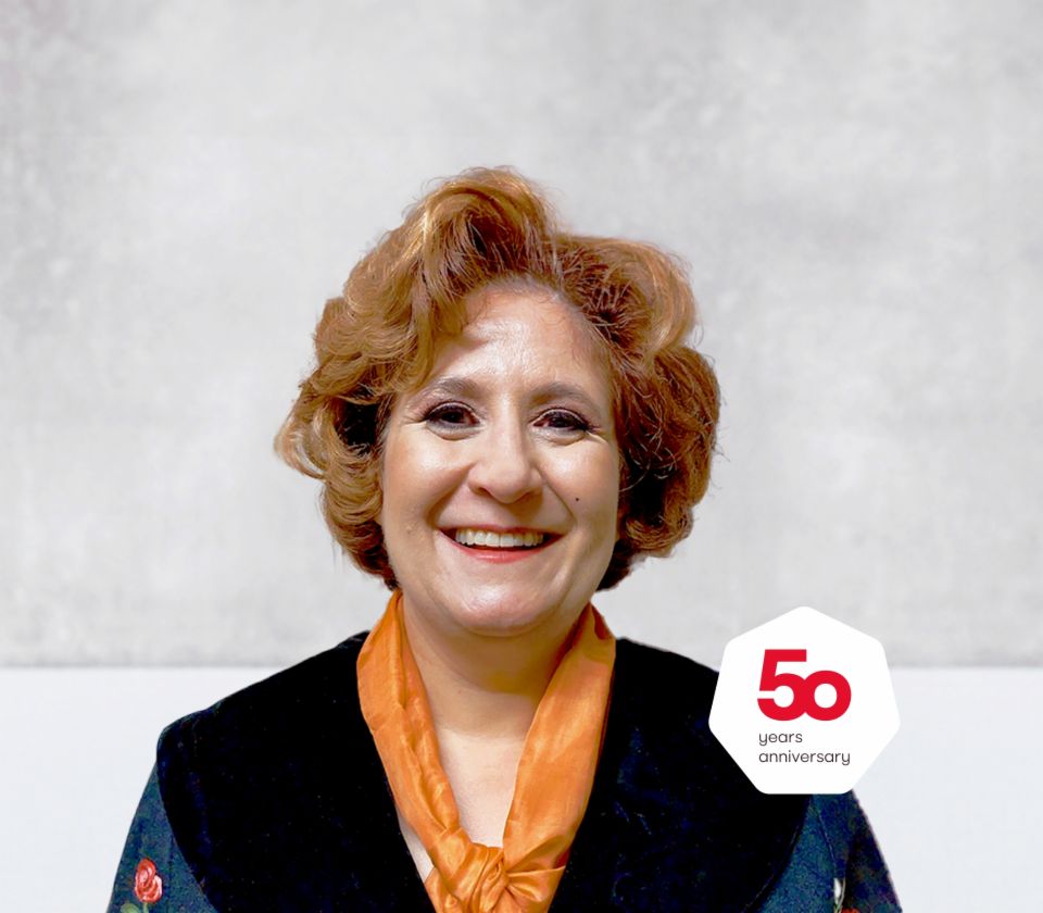 Portræt af Patrizia Christen, Collection Specialist, EOS Switzerland foran en lys baggrund