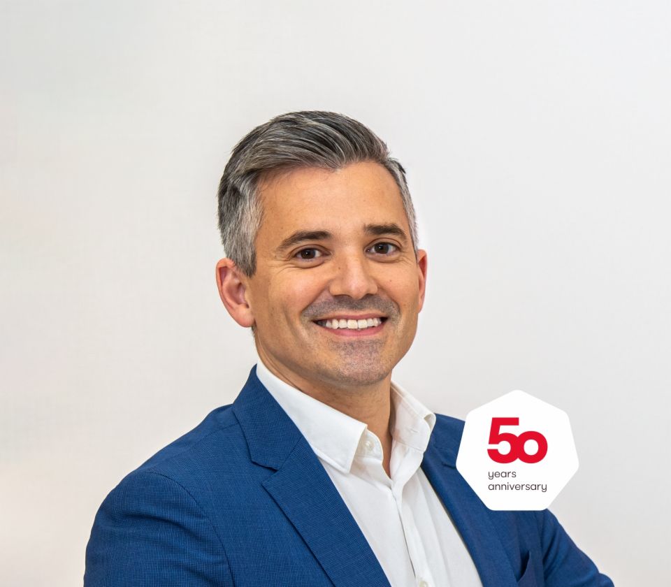 Portræt af Carlos Lorenzo, administrerende direktør, EOS Spain foran en lys baggrund 