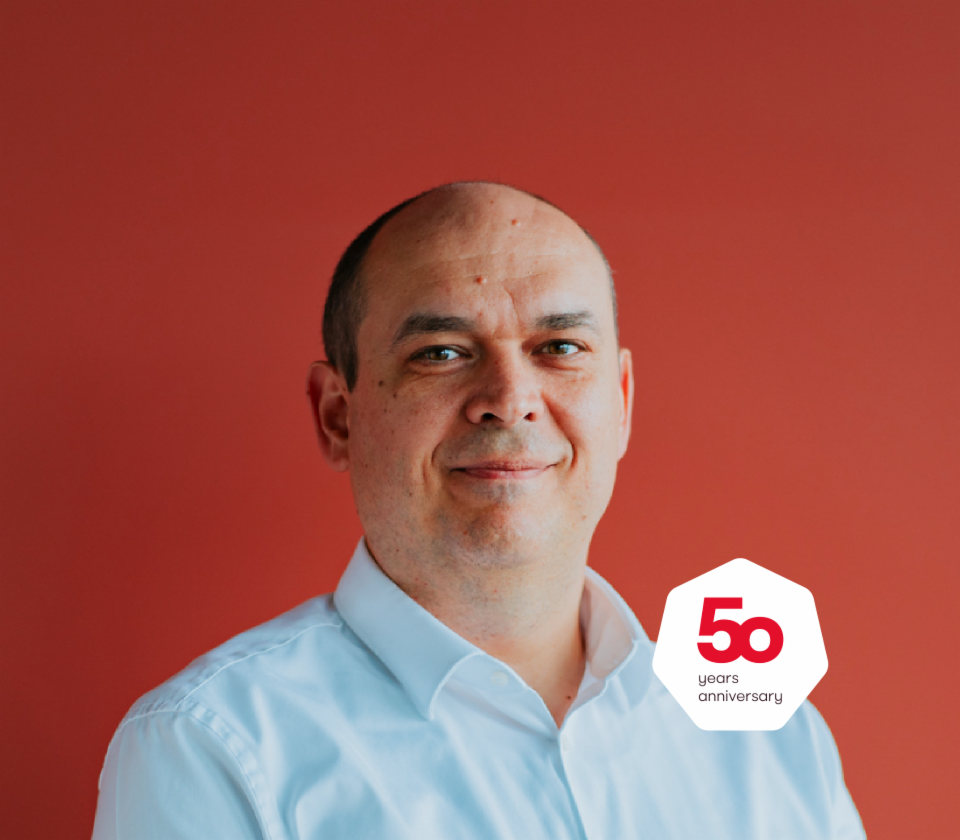 Portræt af Cristian Musat, administrerende direktør EOS Technology Solutions foran en rød baggrund