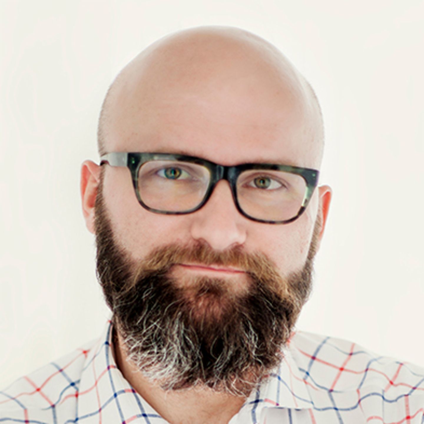 Dr. hab. Tomasz Piekot, iført en ternet skjorte, læner sig mod en væg med armene krydset.