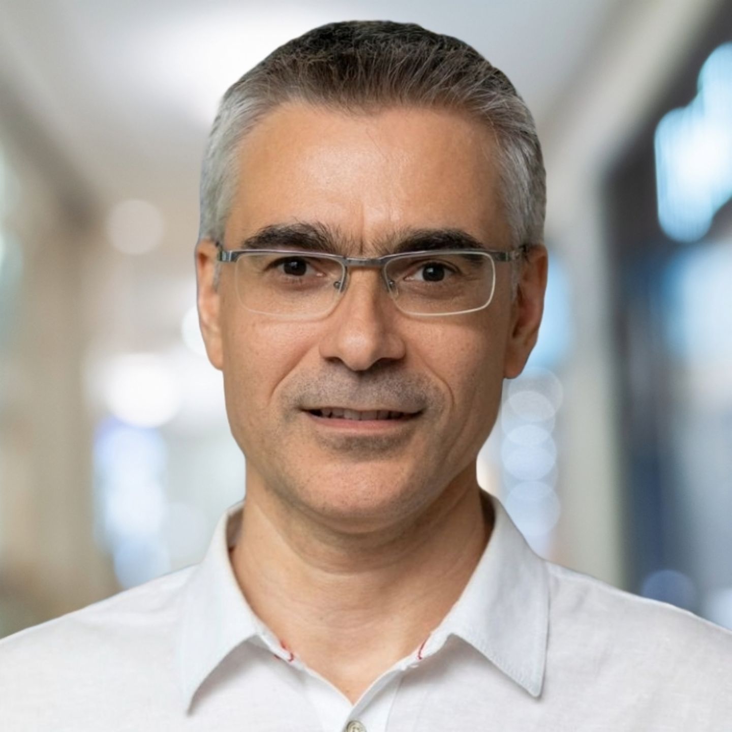 Billedet viser et portræt af samtalepartneren Dobrin Mirevski, Chief Digital Officer i EOS Bulgarien.