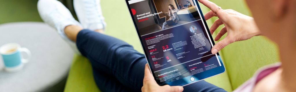 EOS ASR: Billedet viser en ung kvinde, der holder en tablet og ser på EOS’ Annual Sustainability Report på den.