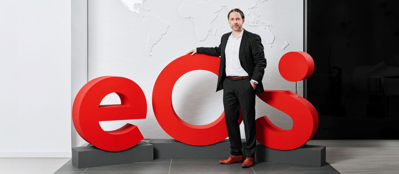 Sådan er det nye brand EOS: Marwin Ramcke præsenterer sig selv og EOS' nye logo.