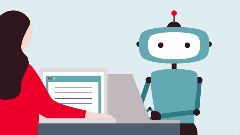 Billede af en kvinde foran en computer, der ser på en robot