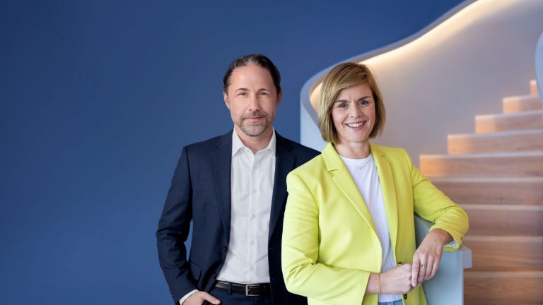 Billedet viser Marwin Ramcke, CEO for EOS Group, og Dr. Eva Griewel, CFO for EOS Group, sammen.