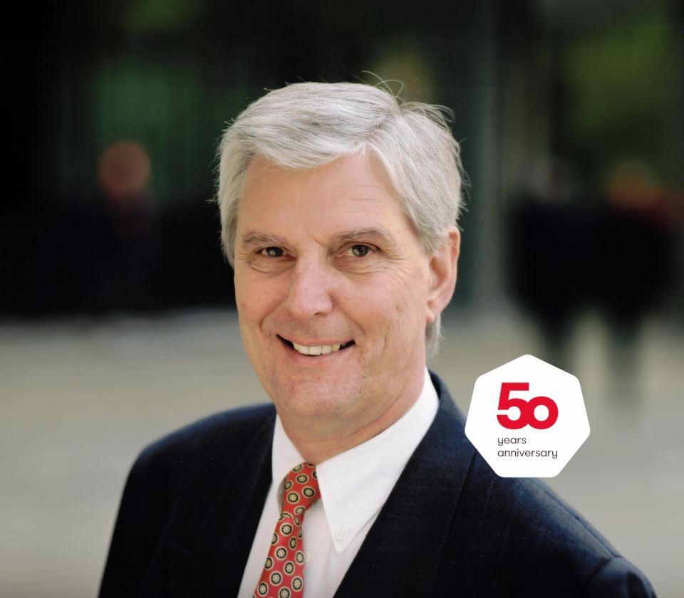 Avatar<br/><br/>ogGPT<br/><br/>Englisch: Dieter Plambeck, Managing Director of EOS Deutscher Inkassodienst until 2005<br/>Portrait of Dieter Plambeck, Managing Director of EOS Deutscher Inkassodienst until 2005<br/><br/>Bulgarisch: Дитер Пламбек, управляващ директор на EOS Deutscher Inkassodienst до 2005 г.<br/>Портрет на Дитер Пламбек, управляващ директор на EOS Deutscher Inkassodienst до 2005 г.<br/><br/>Bosnisch: Dieter Plambeck, generalni direktor EOS Deutscher Inkassodienst do 2005. godine<br/>Portret Dietera Plambecka, generalnog direktora EOS Deutscher Inkassodienst do 2005. godine<br/><br/>Tschechisch: Dieter Plambeck, generální ředitel EOS Deutscher Inkassodienst do roku 2005<br/>Portrét Dietera Plambecka, generálního ředitele EOS Deutscher Inkassodienst do roku 2005<br/><br/>Dänisch: Dieter Plambeck, administrerende direktør for EOS Deutscher Inkassodienst indtil 2005<br/>Portræt af Dieter Plambeck, administrerende direktør for EOS Deutscher Inkassodienst indtil 2005
