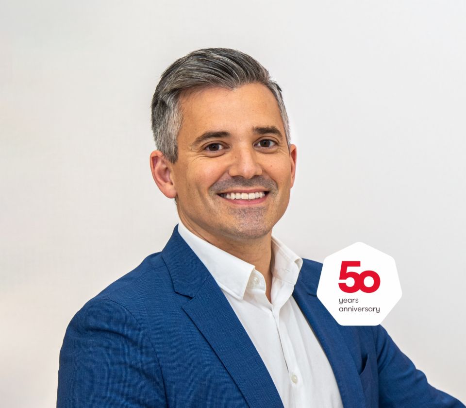 Portræt af Carlos Lorenzo, administrerende direktør, EOS Spain foran en lys baggrund 
