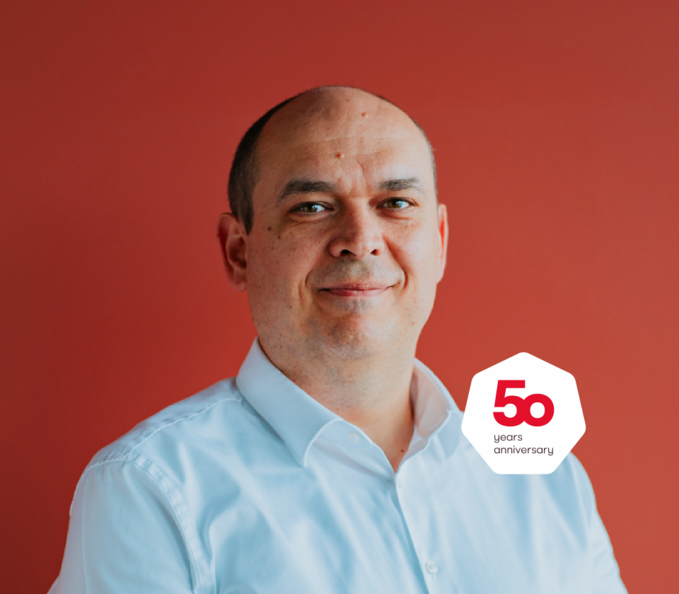 Portræt af Cristian Musat, administrerende direktør EOS Technology Solutions foran en rød baggrund