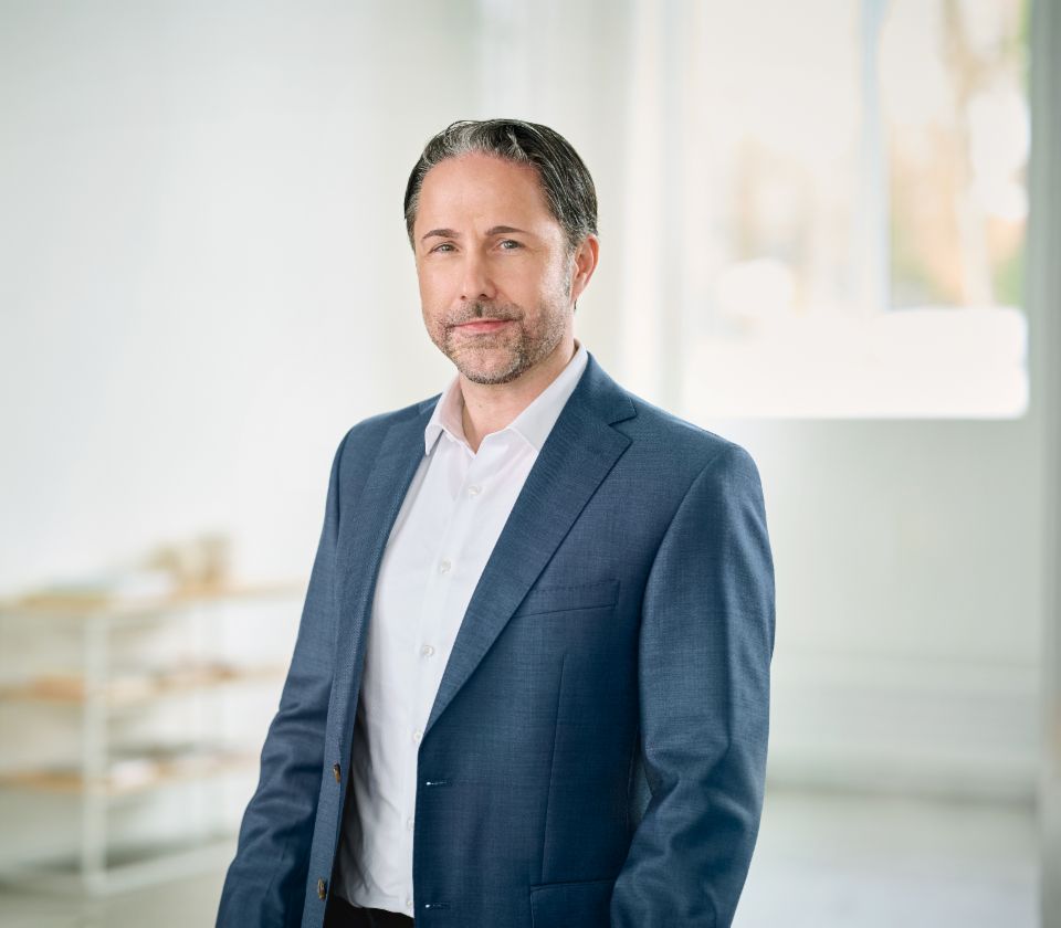 Portræt af Marwin Ramcke, formand for EOS-koncernens bestyrelse, i et lyst rum iført en mørk blazer 