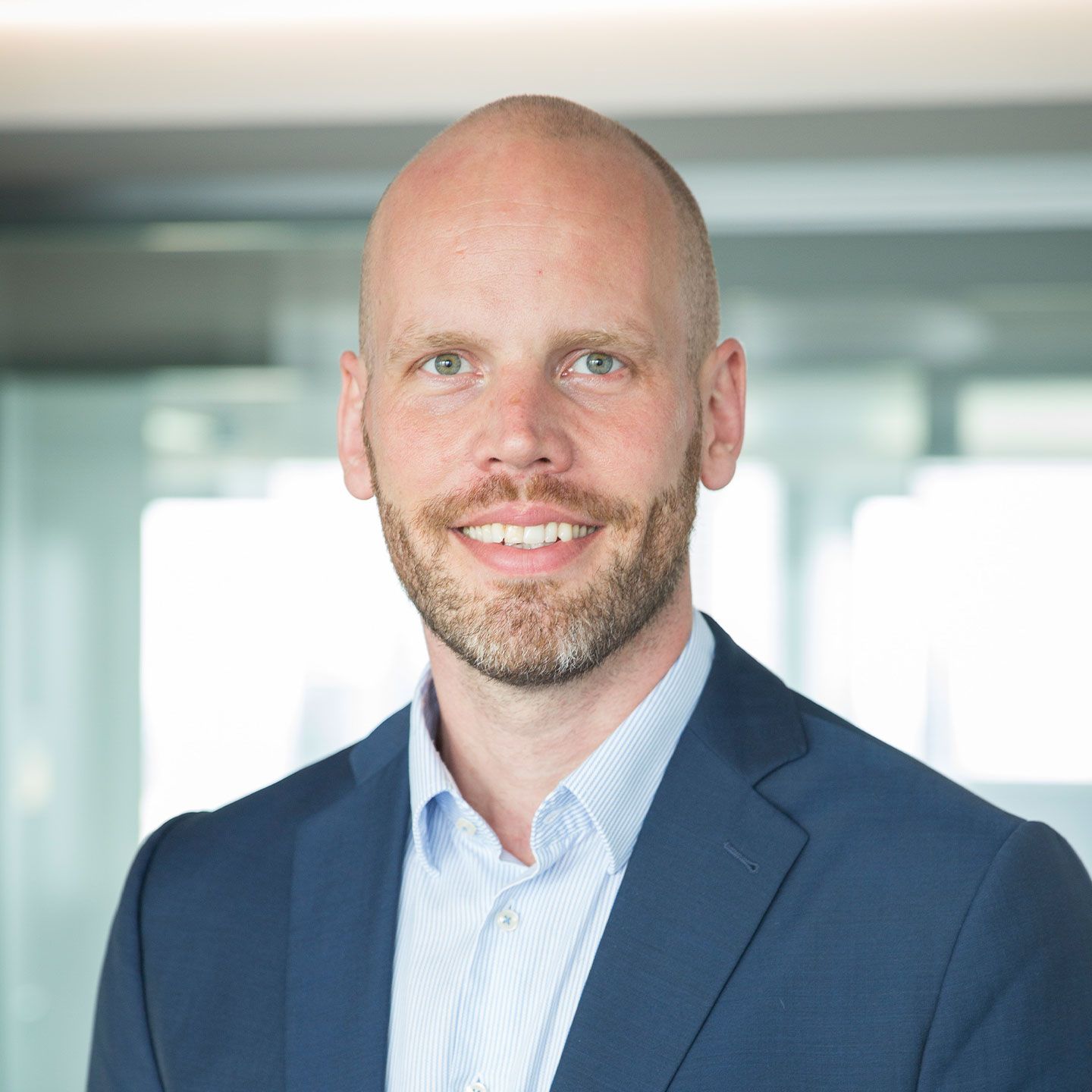 "Hvilke udfordringer kan vi hjælpe dig med at overvinde?" spørger Karel Smerak, NPL-direktør hos EOS. Karel Smerak, NPL Director at EOS