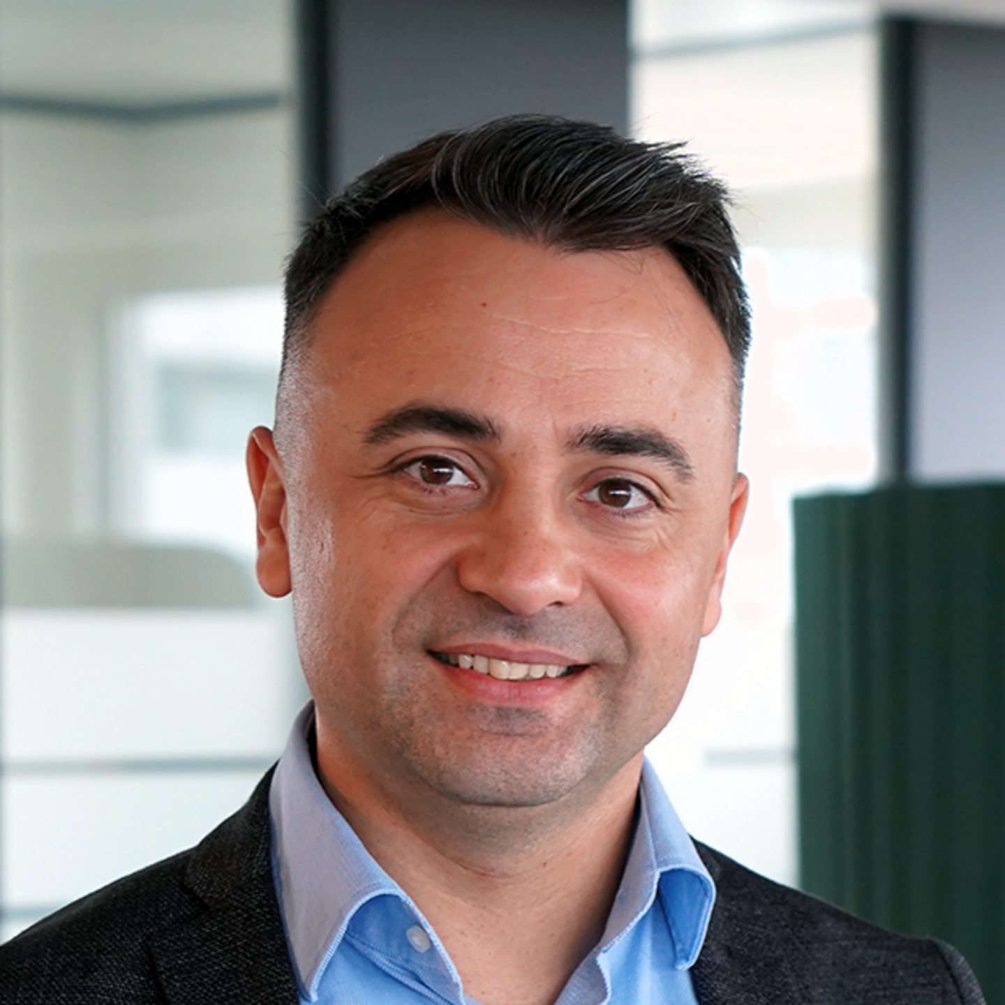 Billedet viser et portræt af samtalepartneren Paul Baltag, Digital Transformation Manager i EOS Rumænien.