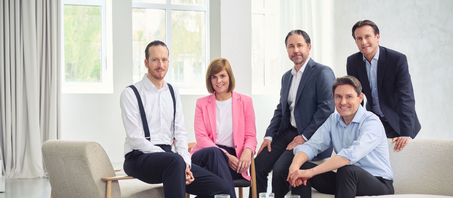 EOS-koncernens bestyrelse (fra venstre mod højre: Sebastian Pollmer, Dr. Eva Griewel, Marwin Ramcke, Dr. Stephan Ohlmeyer, Carsten Tidow), i et lyst lokale, kigger lige ind i kameraet