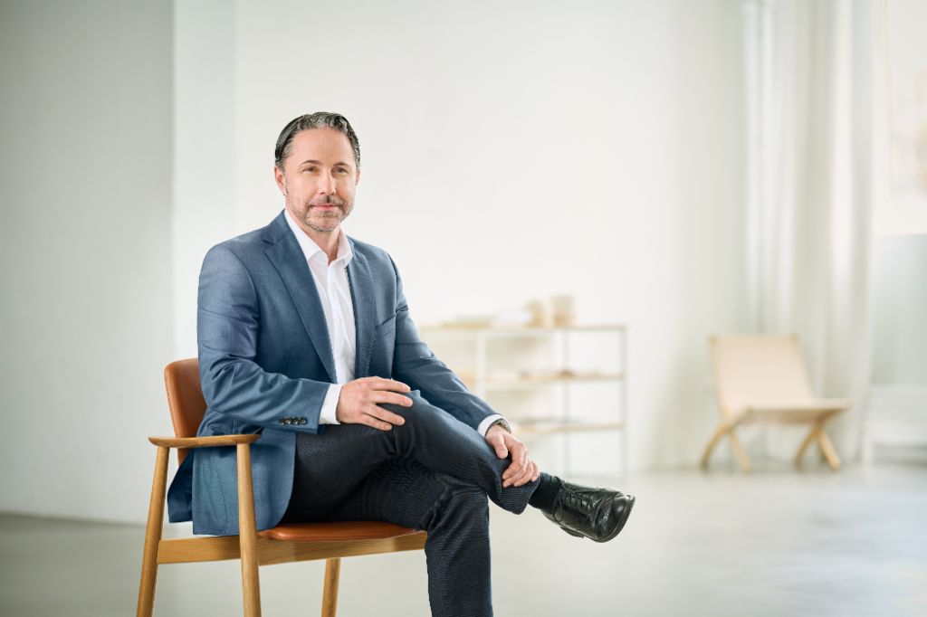 Portræt af Marwin Ramcke, formand for EOS-koncernens bestyrelse, i et lyst rum iført en mørk blazer 