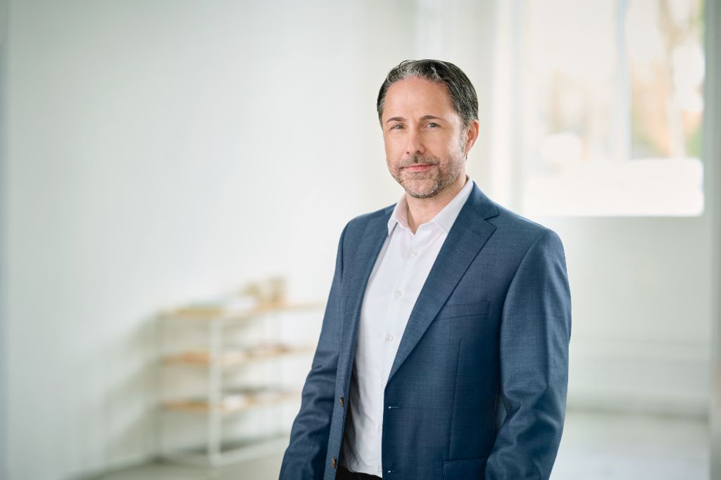 Portræt af Marwin Ramcke, formand for EOS-koncernens bestyrelse, i et lyst rum iført en mørk blazer 