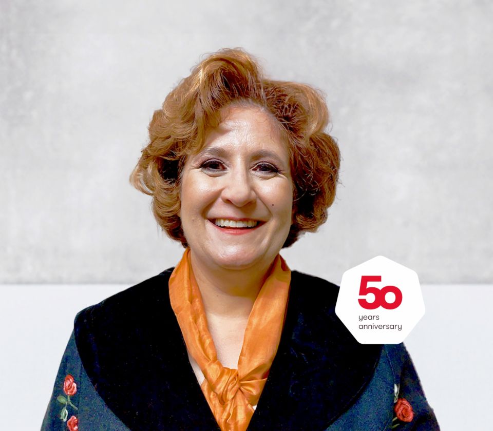 Portræt af Patrizia Christen, Collection Specialist, EOS Switzerland foran en lys baggrund