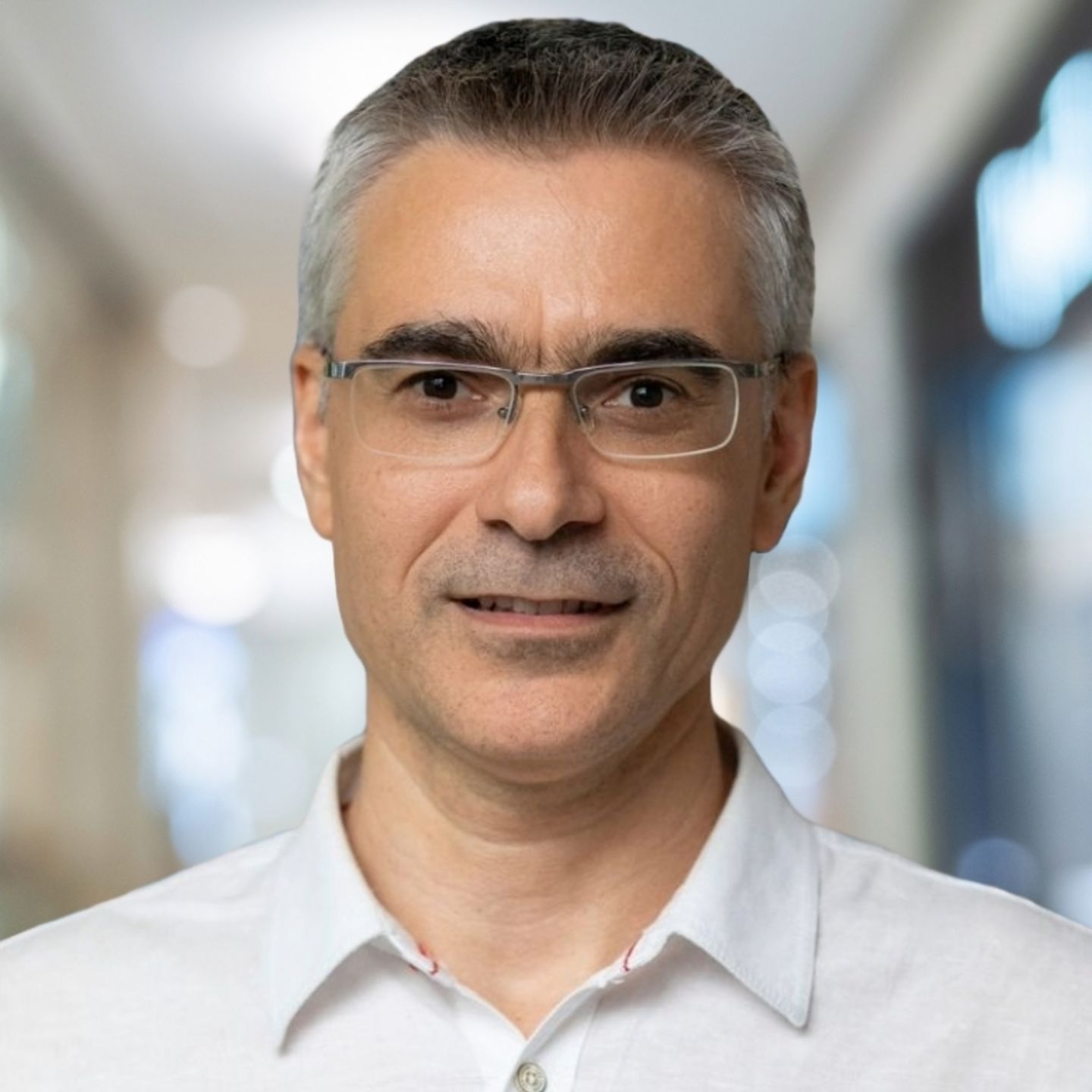 Billedet viser et portræt af samtalepartneren Dobrin Mirevski, Chief Digital Officer i EOS Bulgarien.