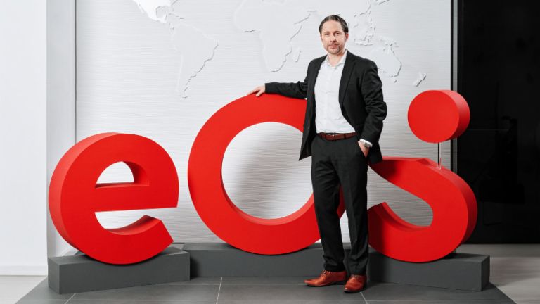 Sådan er det nye brand EOS: Marwin Ramcke præsenterer sig selv og EOS' nye logo.