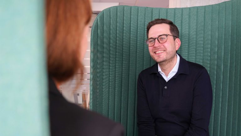 Gældsopkøb: mand i kontor